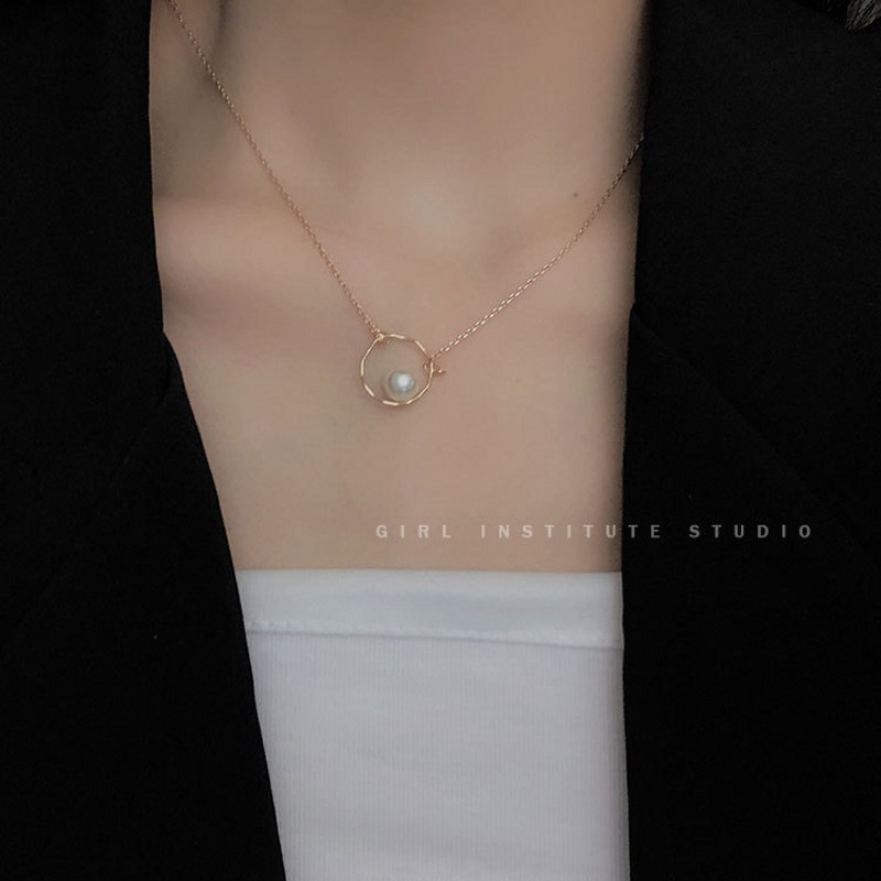 Kalung Rantai Klavikula Hias Liontin Lingkaran Mutiara Bahan Alloy Warna Emas Gaya Korea Untuk Wanita