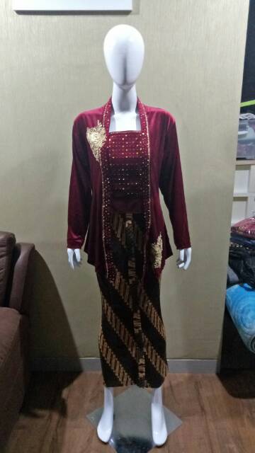 kebaya bludru + rok plisket