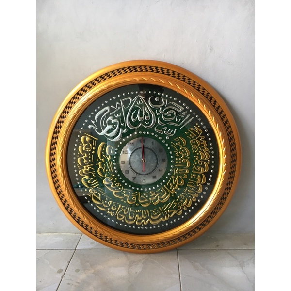 jam kaligrafi kuningan prada diameter 75cm