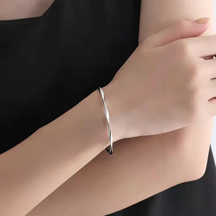 Gelang Bangle Model Terbuka Adjustable Bentuk Gelombang Bahan Stainless Steel Untuk Wanita