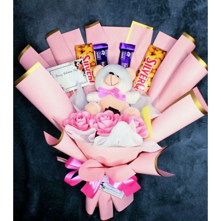 

Bouquet Coklat Cadbury + Silverqueen + Boneka Biasa / Boneka Wisuda 13cm & Bunga Kertas / Buket Medium