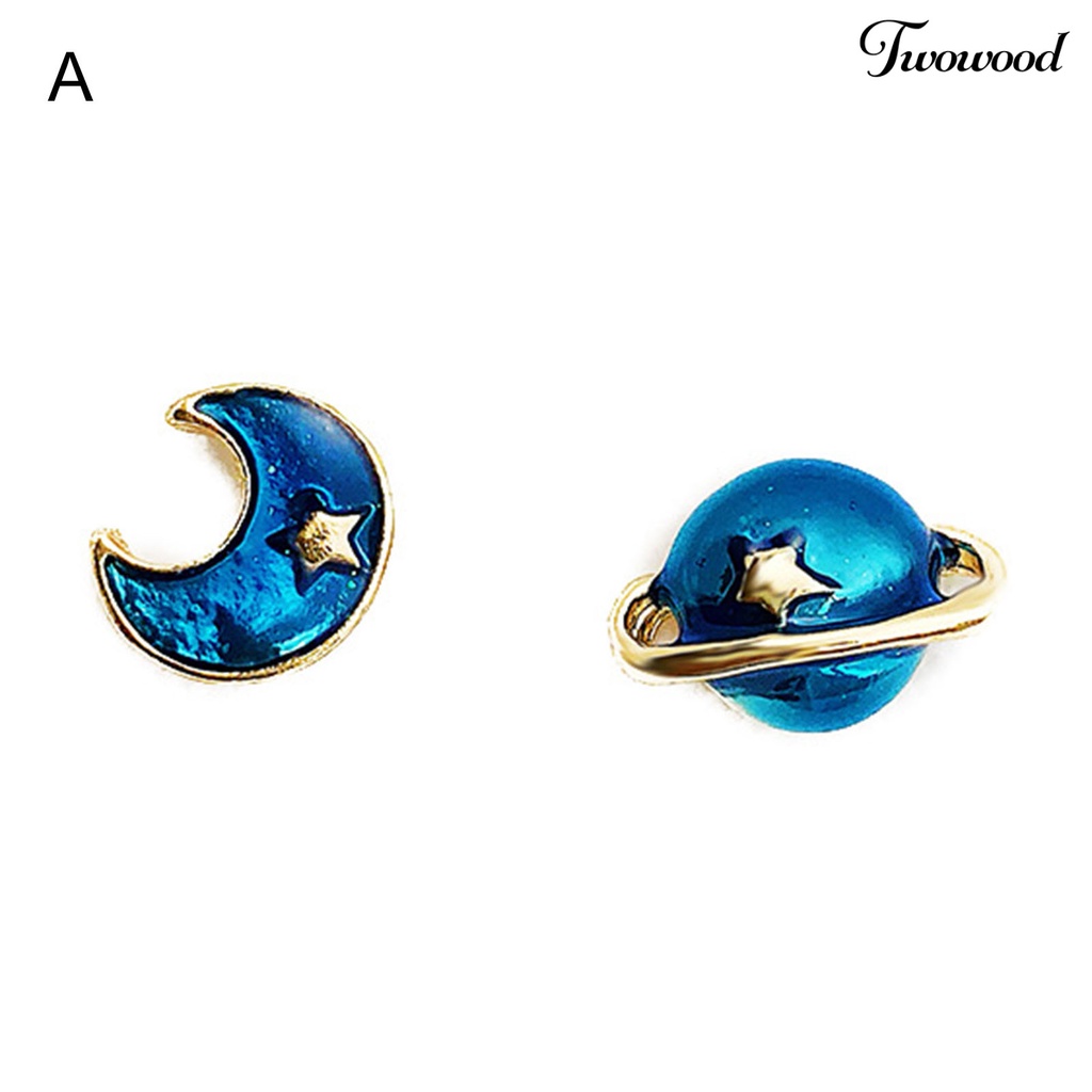 1 Pasang Anting Menjuntai Bentuk Bulan Bintang Bahan Alloy Anti Karat Ramah Kulit Untuk Wanita