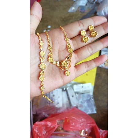 Set kalung, anting ,gelang replika emas lapis kristal import, cantik, mewah,bisa pake kurus sampe BB 75kg