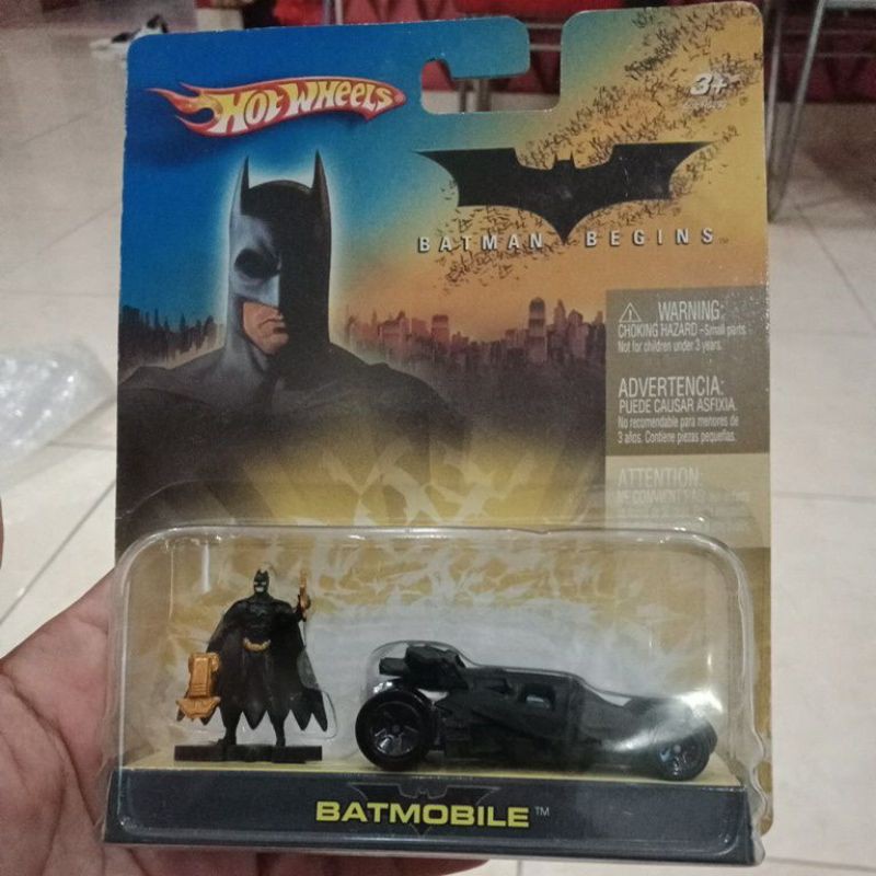 Hot wheels Batmobile Batman begins  with Batman Figure