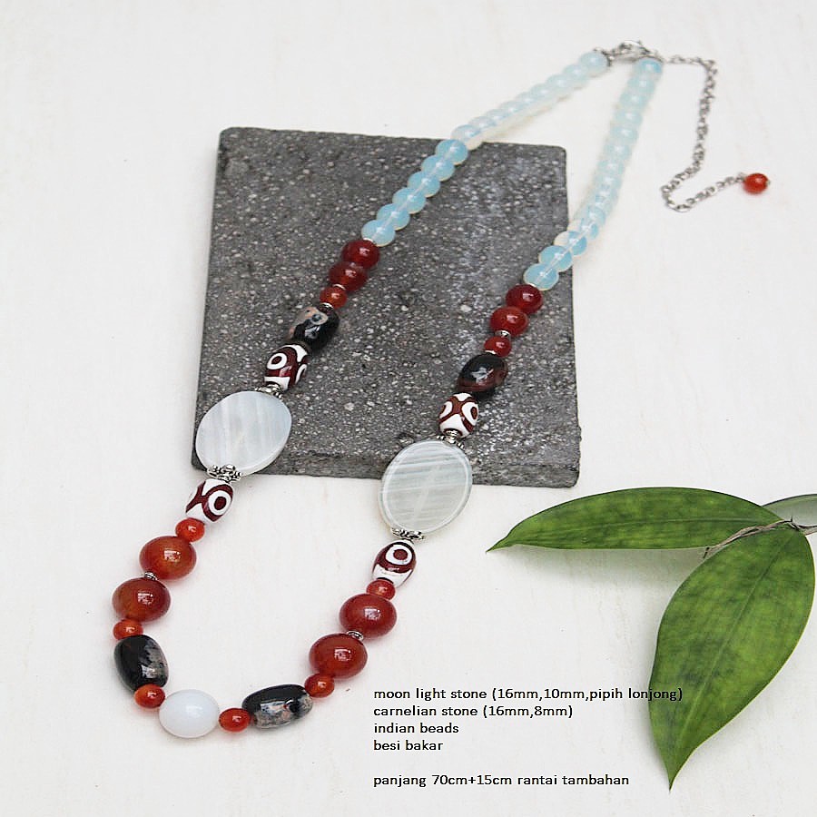 Kalung batu moonstone