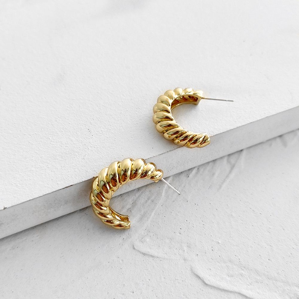 Needway  Exquisite Mental Hoop Earrings Sweet Female Stud Earrings Thread Earrings Geometry Women Elegant Croissant C Shape Simple Korean Style Earrings/Multicolor