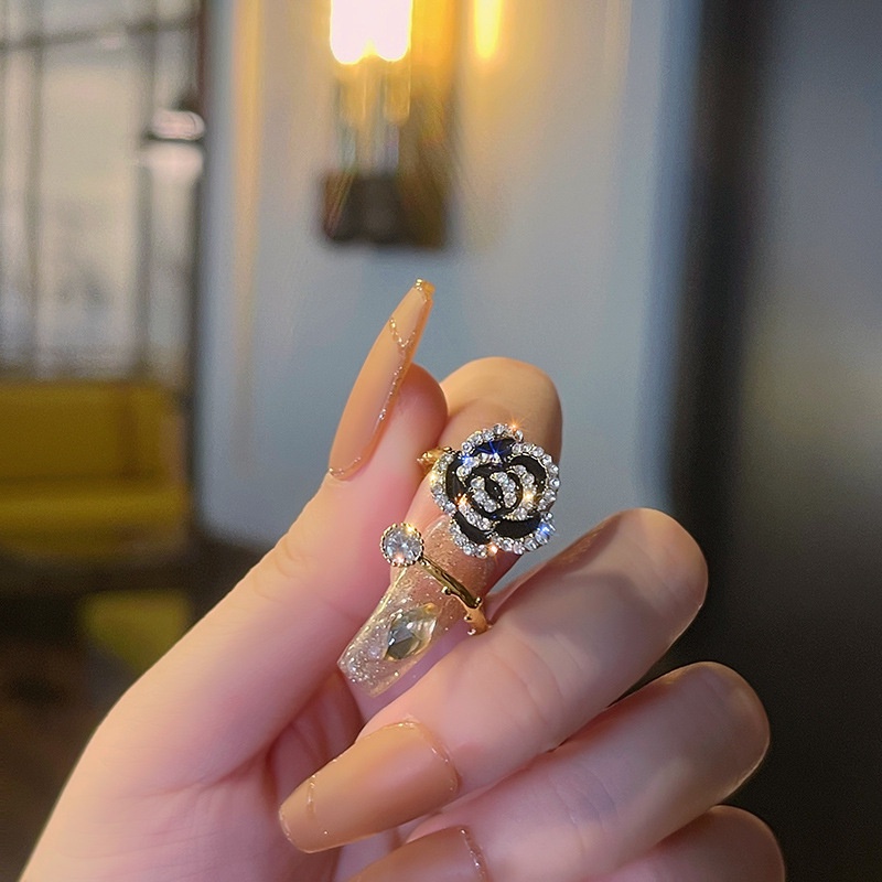 Cincin Model Terbuka Desain Bunga Kamelia Hias Kristal Warna Gold Gaya Vintage Untuk Wanita