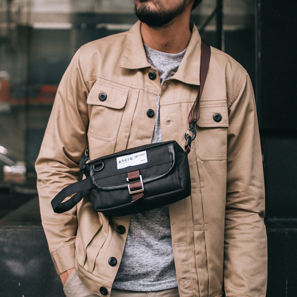 LITO BLACK ORIGINAL x ARCIO Tas Selempang Hitam Pria Slingbag Casual Multifungsi Jalan Santai Main Hangout Nongkrong Sling Bag Distro Remaja Dewasa Daily Shoulder Bag Premium Shoulderbag Simple Pouch Clutch Bag Tas Slempang Bahu Dada Keren Terbaru Branded