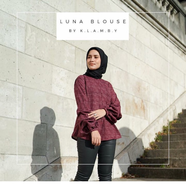LUNA BLOUSE WEARING KLAMBY
