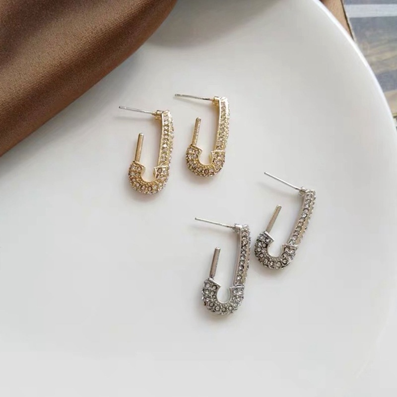 Anting Stud Bentuk Peniti Aksen Berlian Imitasi Glitter Warna Emas Gaya Punk Untuk Wanita