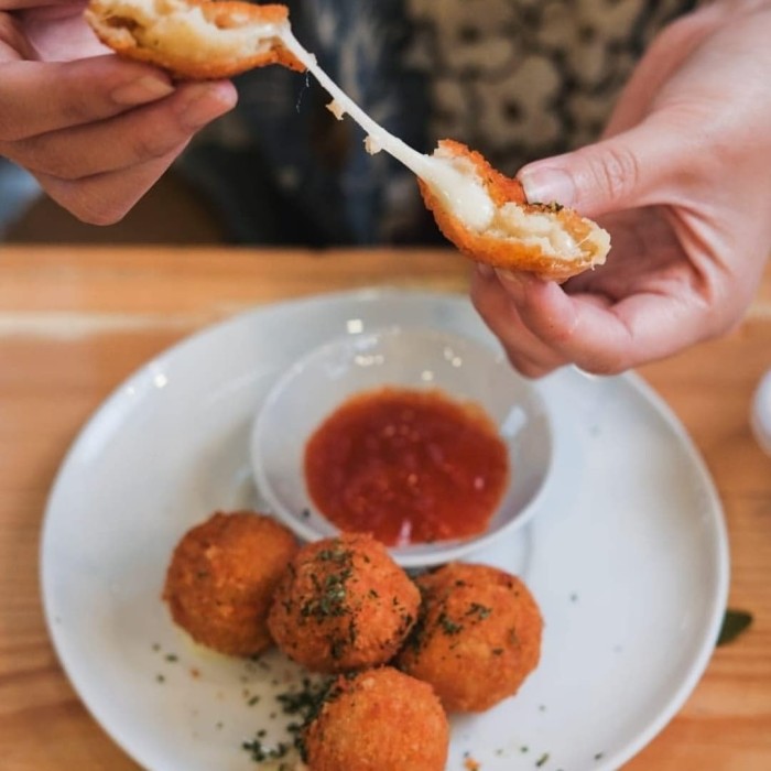 POTATO CHEESE BALL KENTANG KEJU MOZARELLA MOZZARELLA MELELEH OIFYOO ISI 6 BITTERBALLEN BOLA KENTANG