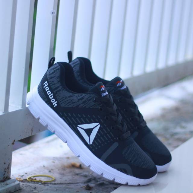 sepatu training reebok