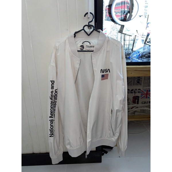 Bomber Nasa putih pull and bear