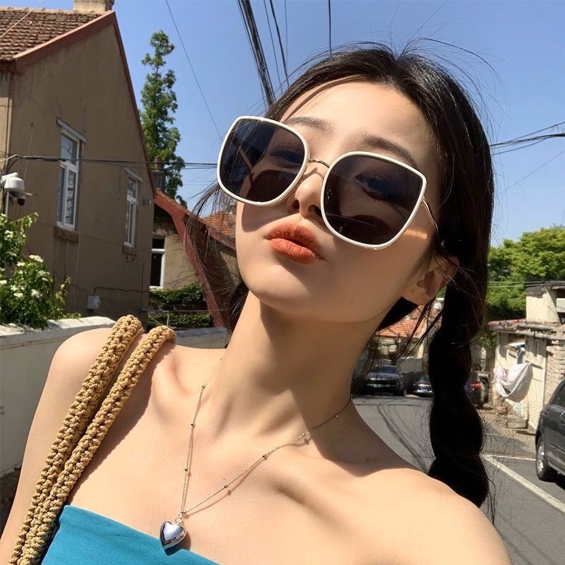 Kacamata Hitam Pelindung UV Bentuk Cekung Warna Hitam Dan Putih Gaya Korea Retro