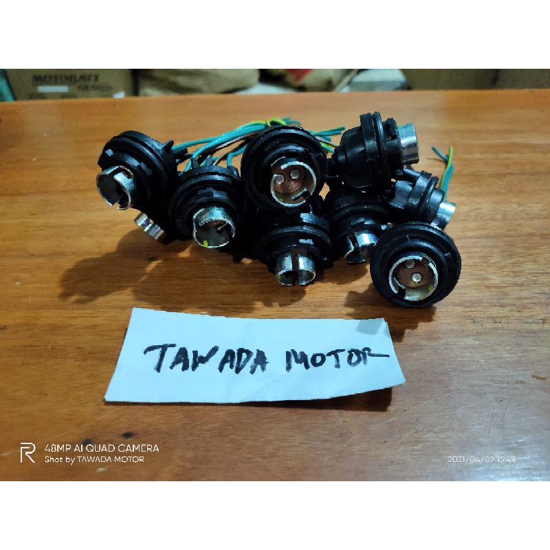 SOKET FITTING LAMPU STOP REM BELAKANG MOTOR MOBIL UNIVERSAL