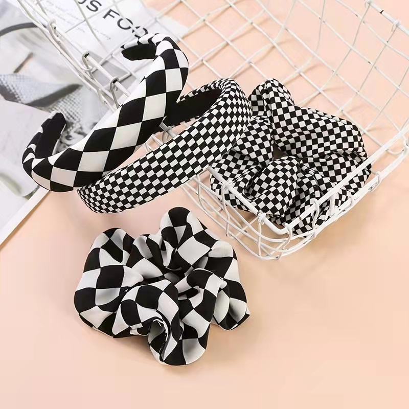 Ikat Rambut Monocrom Scrunchie Motif Papan Catur - Srunchie Kotak-Kotak Retro