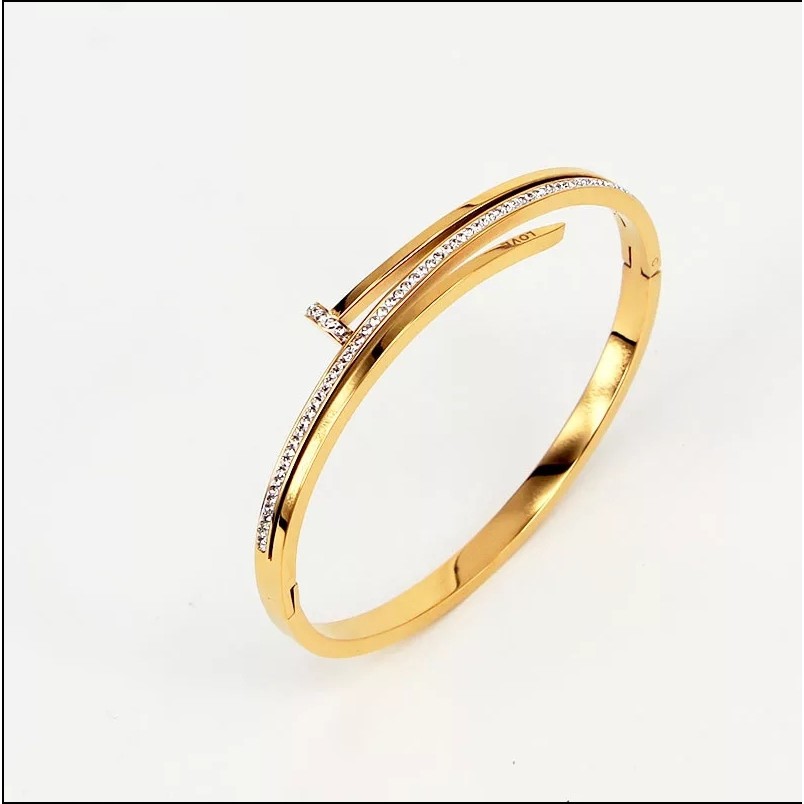 Gelang Bangle Titanium Model Paku Love Diamonds Dengan Embosan Love