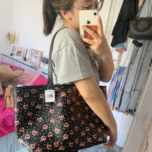 

COACH (NEW) reversible city tote with crayon heart print black