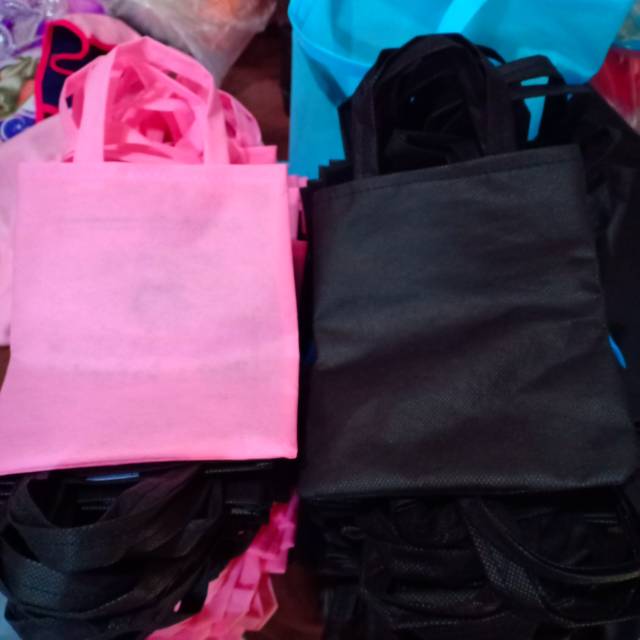 

Tas souvernir ukuran 15x18 tebal 50gsm