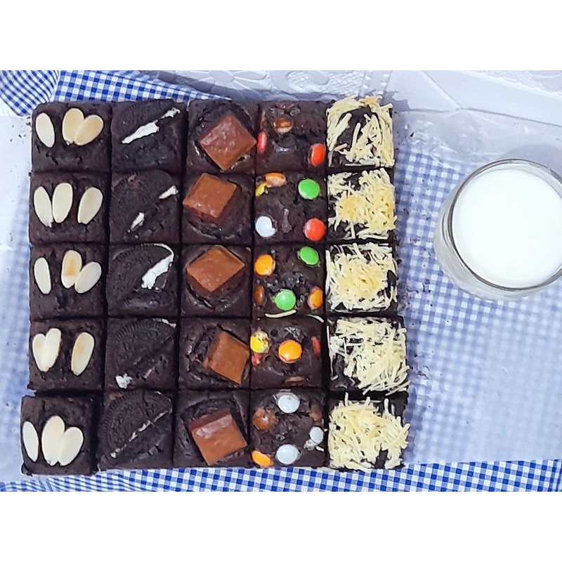 

Brownies fudgy dark cokelat