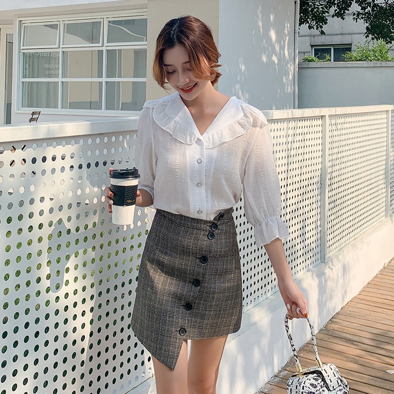 model terbaru blouse Wanita Model Lengan Flare  Kerah V-Neck dan Bahan Sifon Warna Putih