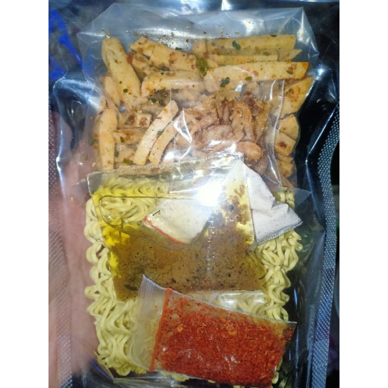 

PAKET HEMAT MIe BASRENG (mie kuning+bumbu kuah+toping basreng pedas)