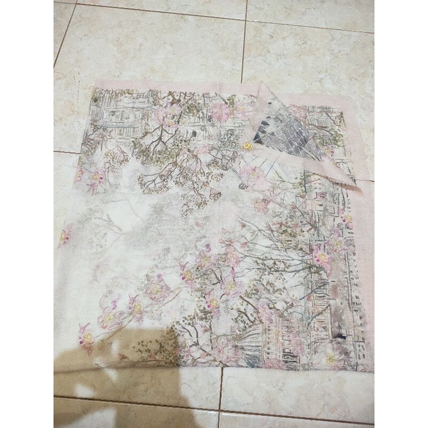 Buttonscarves British White