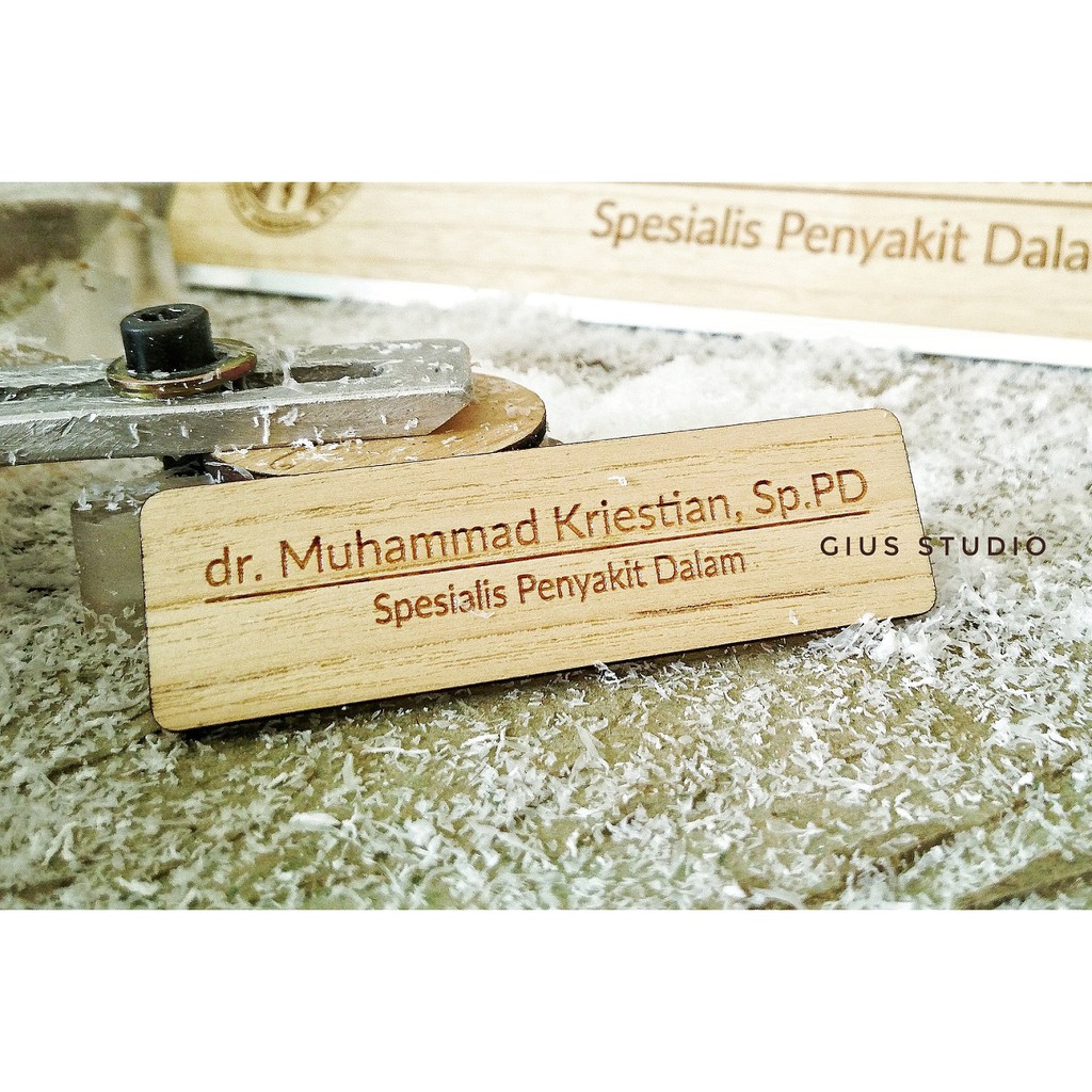 

Nametag magnet | nama dada kayu gravir unik DENGAN LAPISAN AKRILIK bukan stainless kuningan