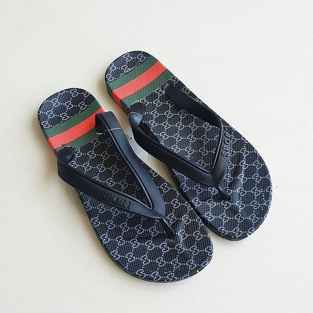 black gucci flip flops