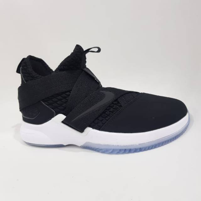 Sepatu basket Nike cewek