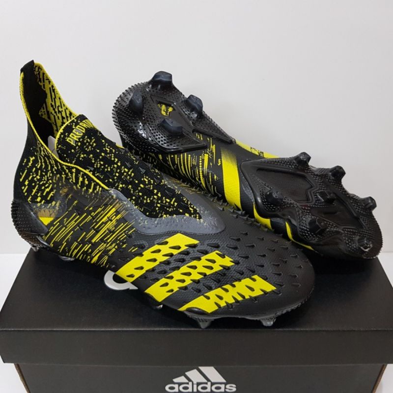 Sepatu Bola Adidas Predator Freak+ Black Yellow.