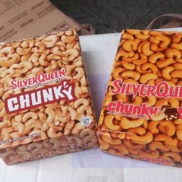 

RB22 SILVERQUEEN CHUNKY BAR 1 BOX 26gr KECIL X 12, COKLAT SILVERQUEEN CHUNKY BAR TOPLES MINI 26 gr X