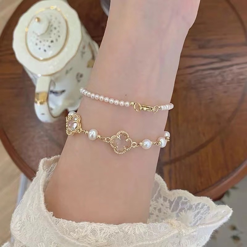 Set Perhiasan Gelang Mutiara Bentuk Daun Clover Warna Emas Gaya Vintage Korea Untuk Wanita