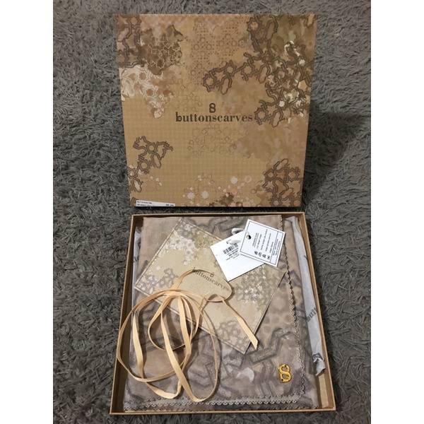 preloved buttonscarves Haramain