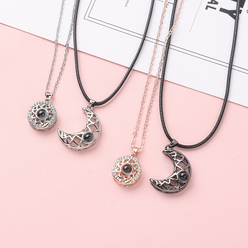 2pcs / Set Kalung Liontin Matahari &amp; Bulan Magnetik 100 Bahasa I Love You Warna Emas / Silver