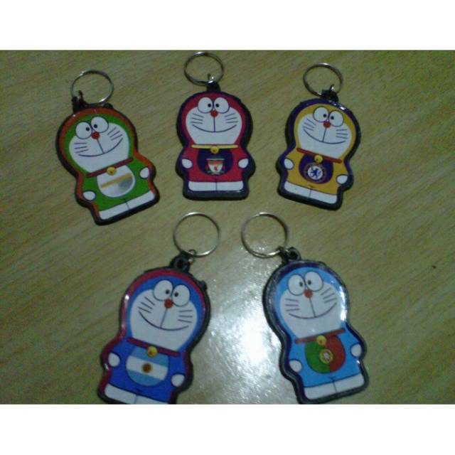 ( isi 100 pcs )souvenir pernikahan/khitanan gantungan kunci Doraemon gratis kartu ucapan terimakasih