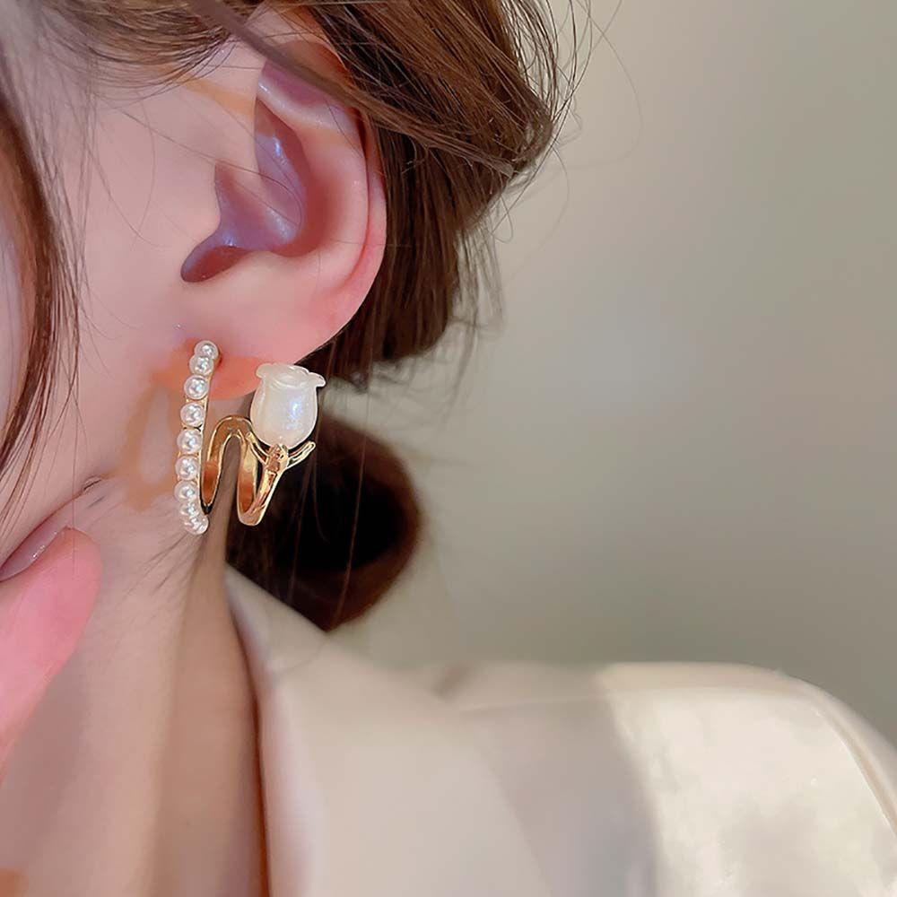 Mxbeauty Anting Bunga Tulip Temperamen Manis Hadiah Sederhana Anting Pejantan Berbentuk C Perempuan Aksesoris Telinga Double-layer Women Hoop Earrings