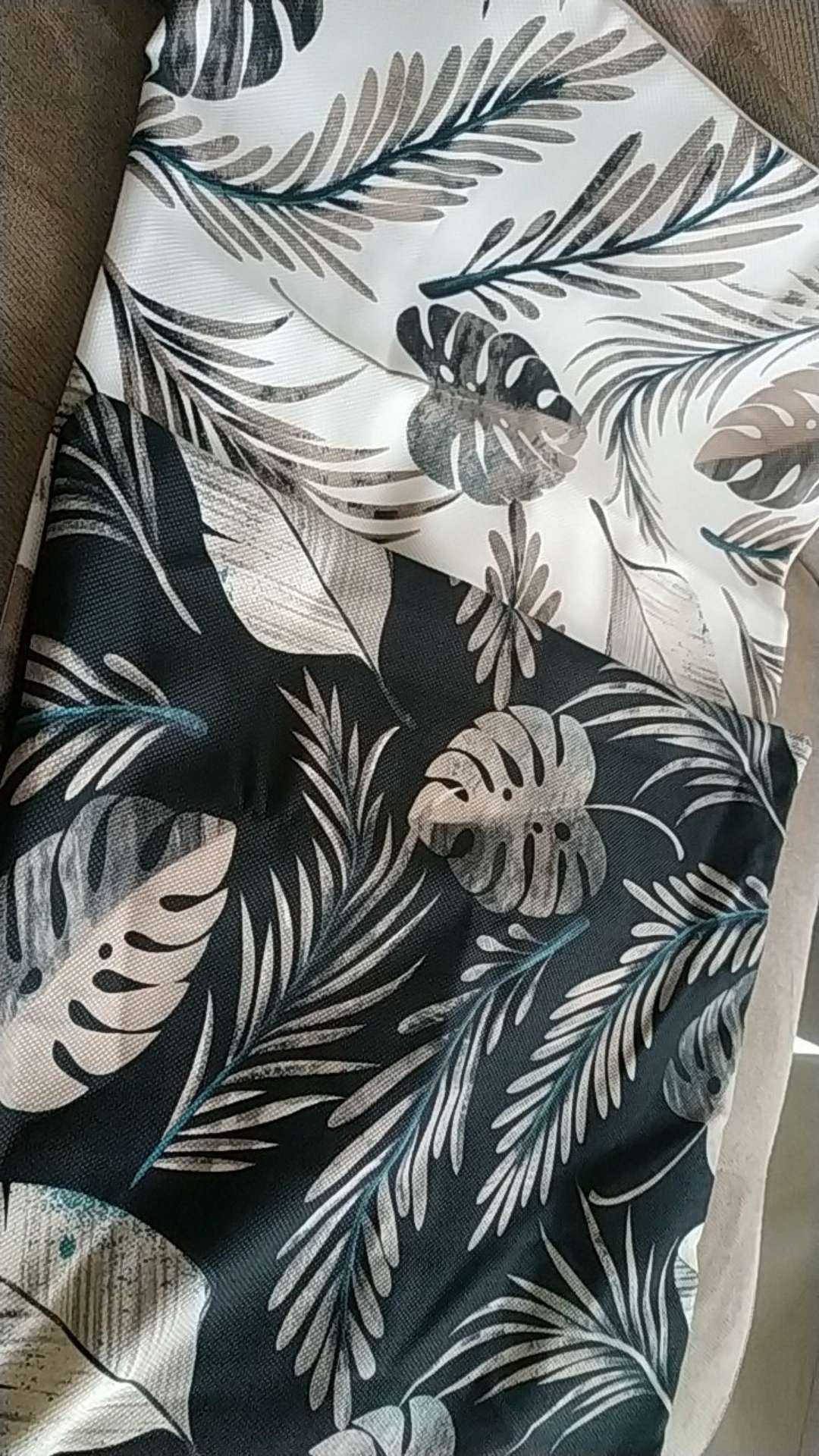 Sarung Bantal / Cushion Cover Kutsurogi Motif Aloha