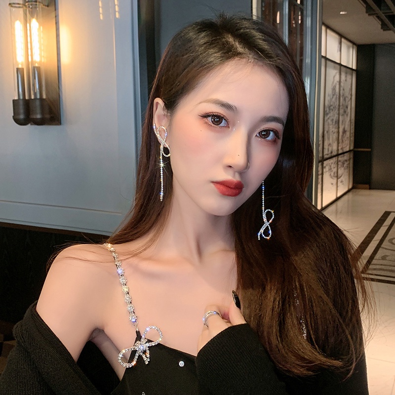 Anting Tusuk Gantung Asimetris Desain Pita Hias Berlian Gaya Jepang / Korea / Elegan / Trendy Untuk Wanita