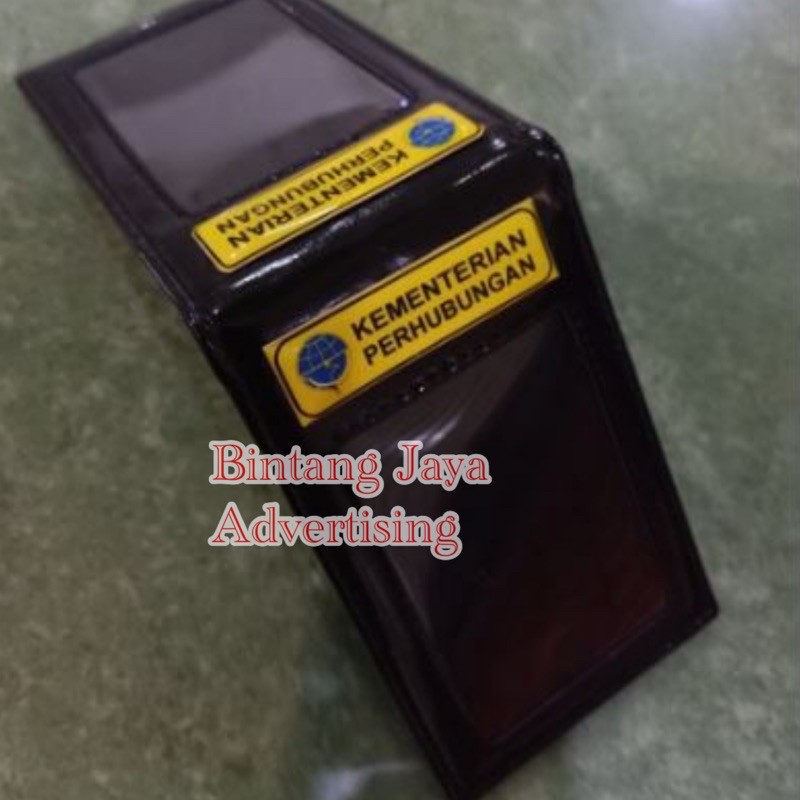 

Name Tag ID Card Saku Kulit Hitam Glossy 2 Sisi Magnet Logo KEMENTERIAN PERHUBUNGAN RI KEMENHUB RI