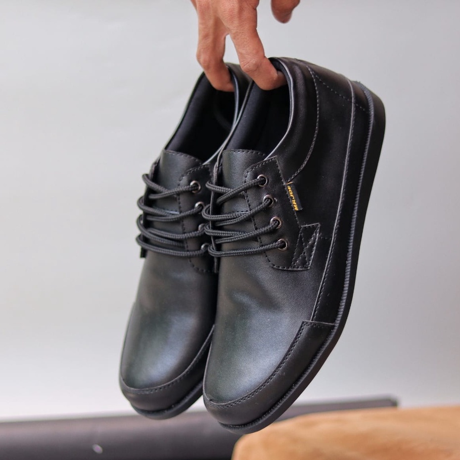 MOLK Sepatu Casual Formal Pria Pantofel Kerja Kantor Kuliah Kulit Sintetik