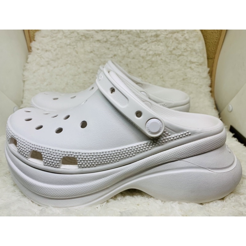 Crocs Classic Bae Clog / Sandal Wedges / Sandal Wanita / Sandal Karet Wanita / Sandal Pantai - White