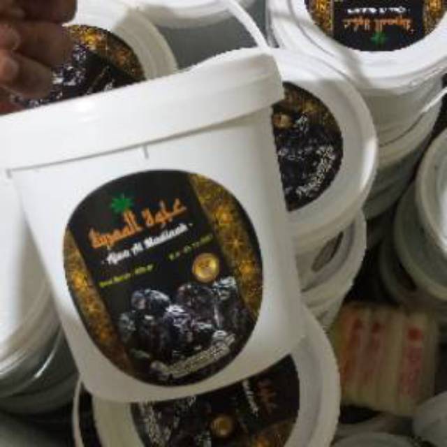 

Kurma ajwa kemasan ember isi 850 gr