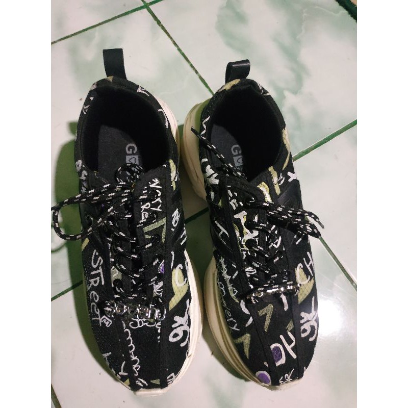 SEPATU GOSH