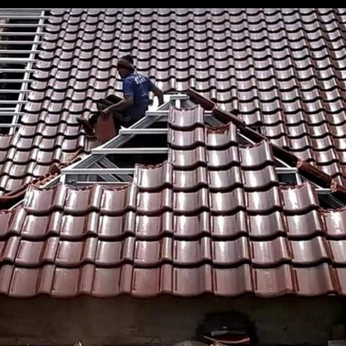 BONGKAR PASANG ATAP LAMA GANTI BAJA RINGAN DAN GENTENG KERAMIK KANMURI SFD5436WE