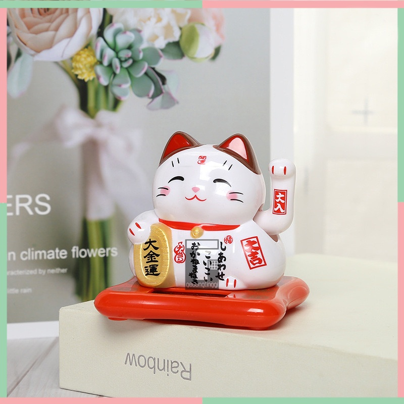 Patung Hiasan Pajangan Kucing Hoki Rejeki Maneki Neko Maneko Neki Keberuntungan China Cina Jepang Lucky Cat Dua Tangan Goyang Gerak Bergerak Solar Cell Cahaya Sinar Non Baterai Batrai Batrei Ukuran Kecil Small Medium Sedang Dashboard Mobil Meja Kasir Toko