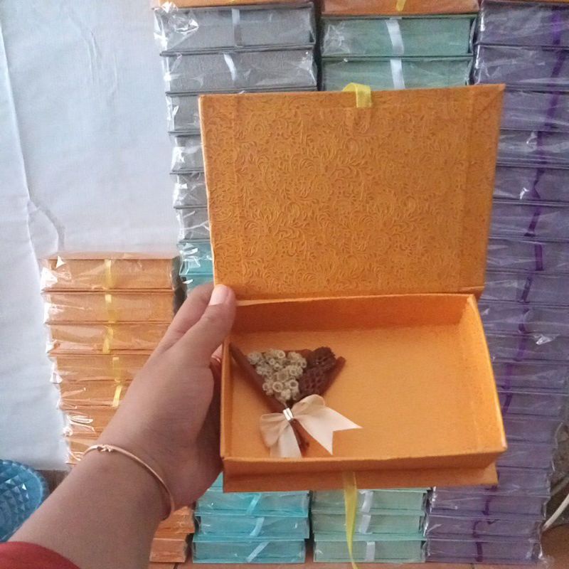 box hampers bunga kering