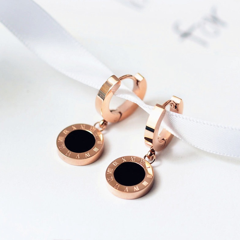 Anting Titanium Wanita Hitam Bulat Angka Romawi Liontin Gesper Telinga Anti Karat Anti Hitam Perhiasan Korea