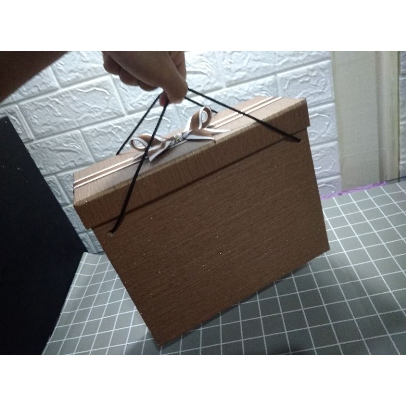 

Box Kado Tenteng ukuran 25x10 Tingggi 20Cm by Box Kado Banjarmasin Warna Coklat Tua