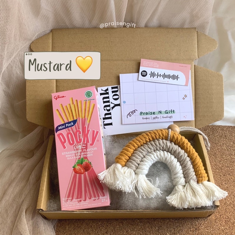 

Hampers Gift Box Kado Ulang Tahun Wisuda Macrame Rainbow